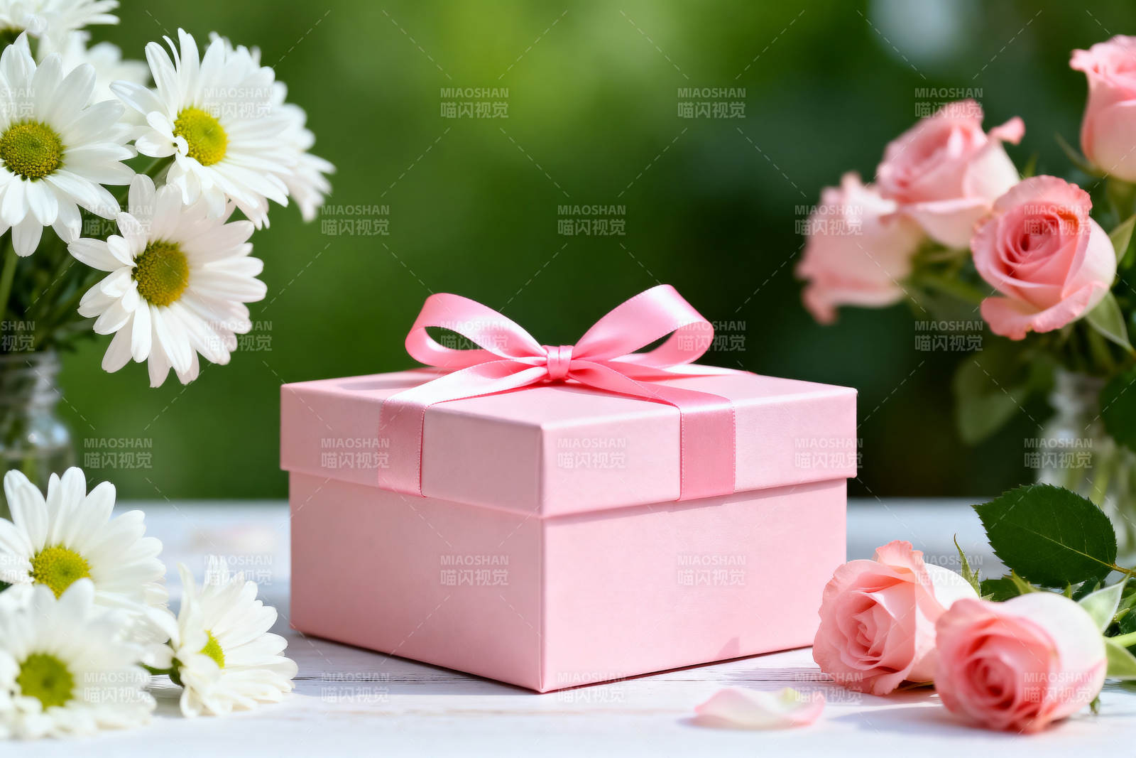粉色礼物盒与鲜花图片