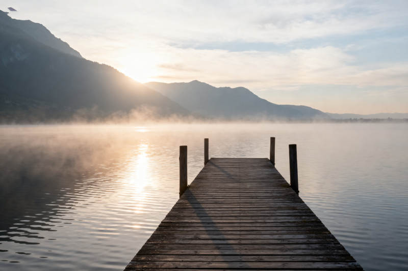 清晨湖畔木栈道静谧风光图片