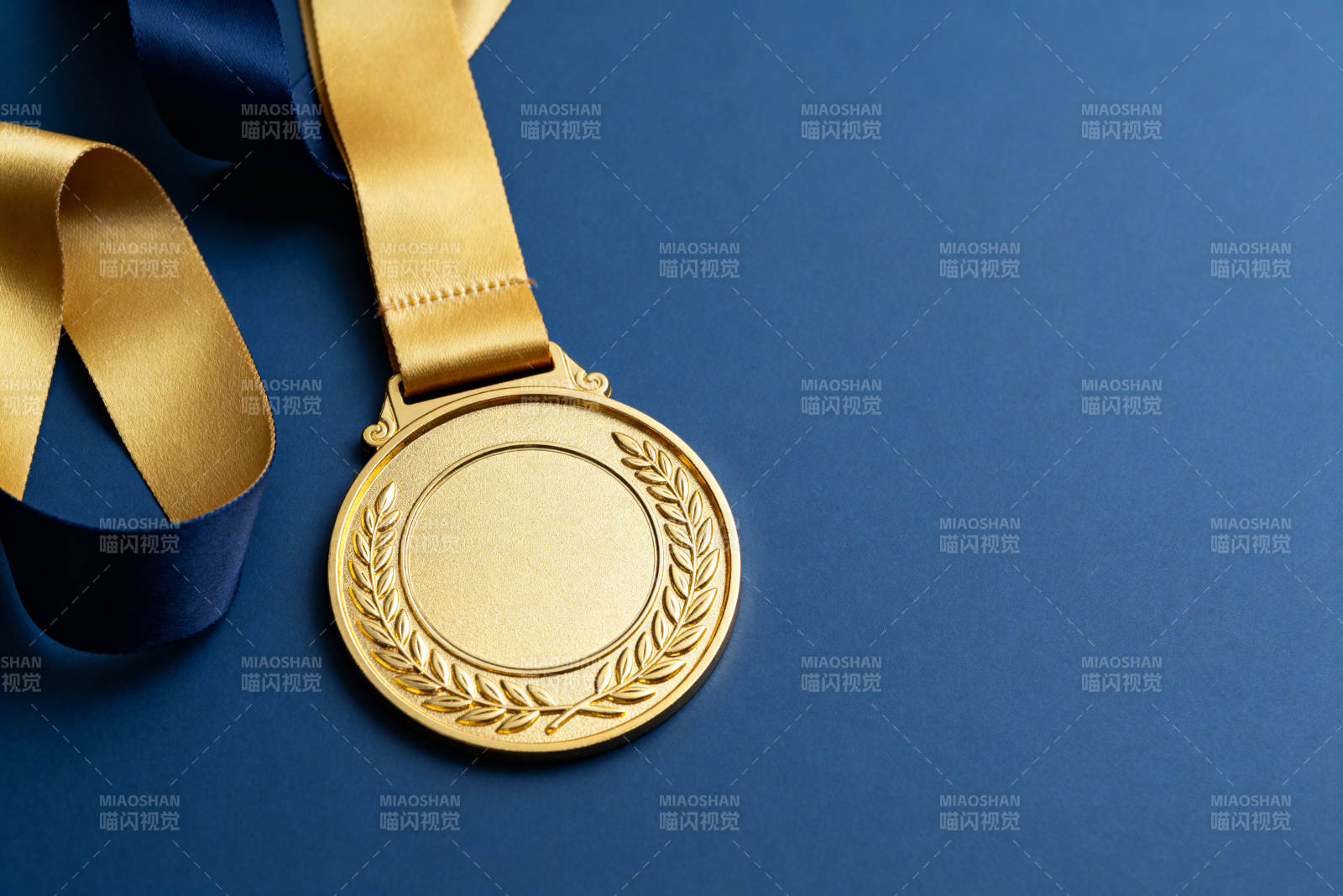 金色奖牌与丝带图片