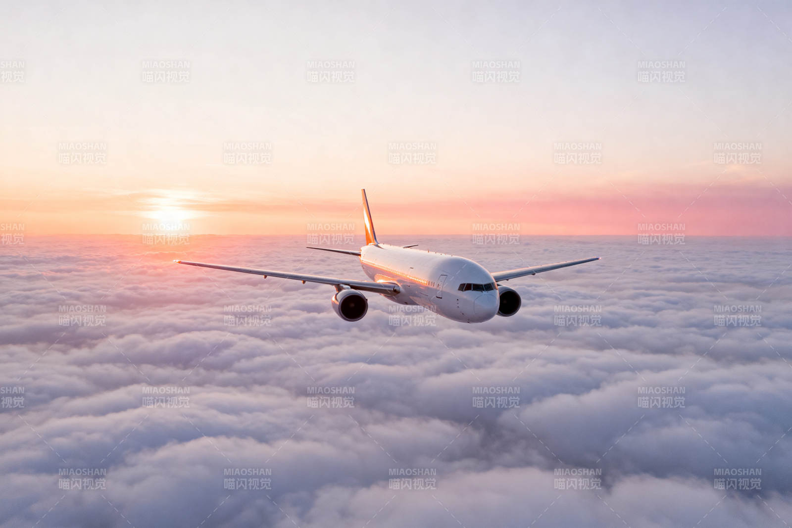 飞机云层之上飞行图片