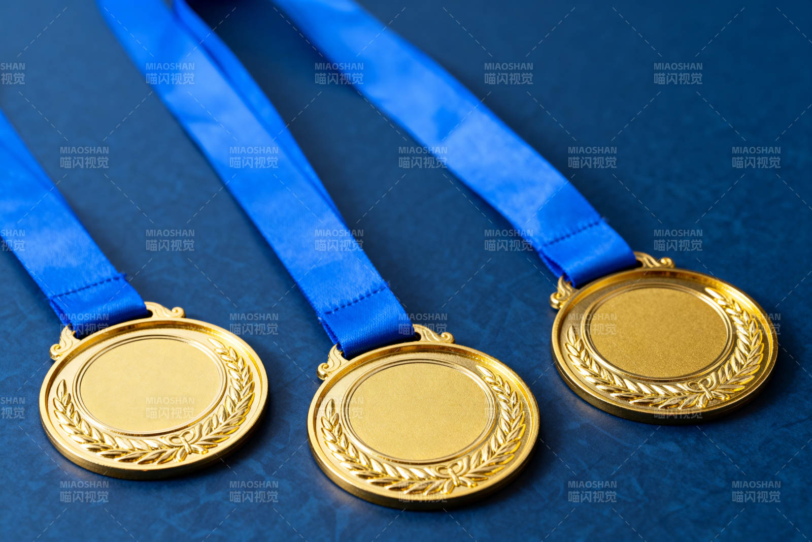三枚金色奖牌特写图片