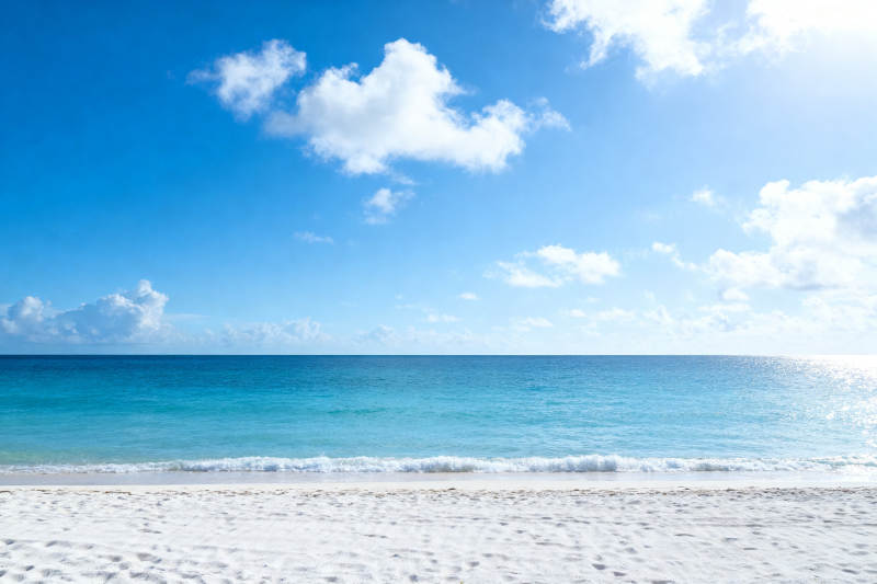 蓝天白云海滩风光图片