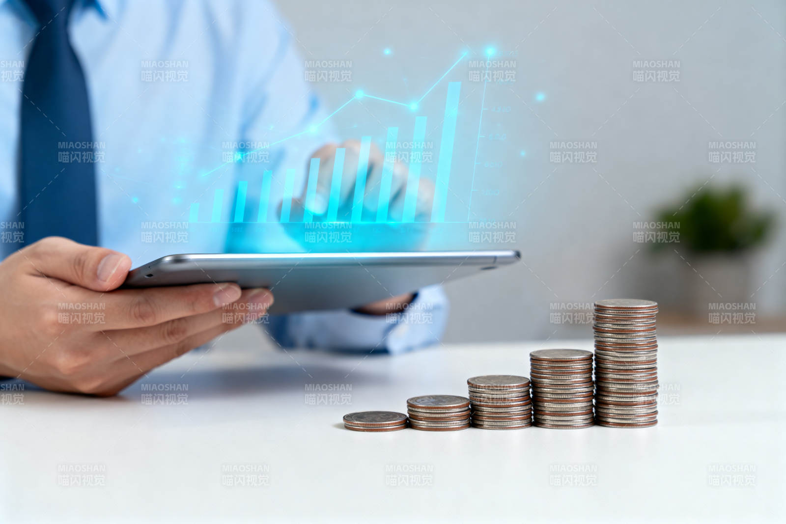 商务人士分析财务数据图片