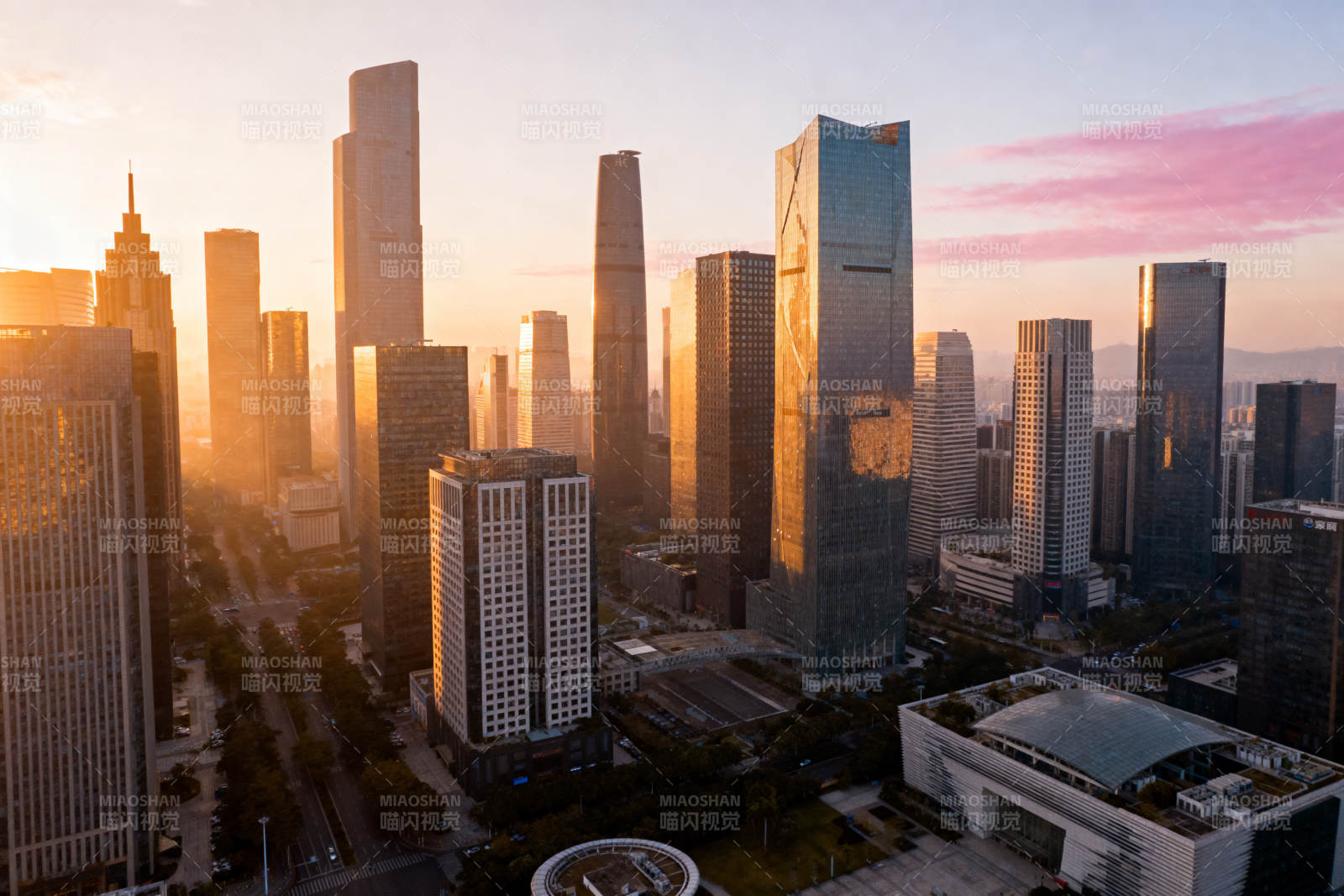 城市日出高楼林立图片