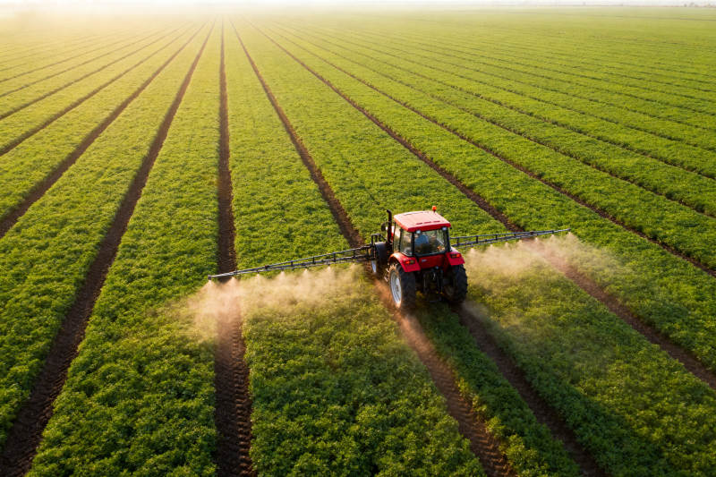 拖拉机田间喷洒作业图片