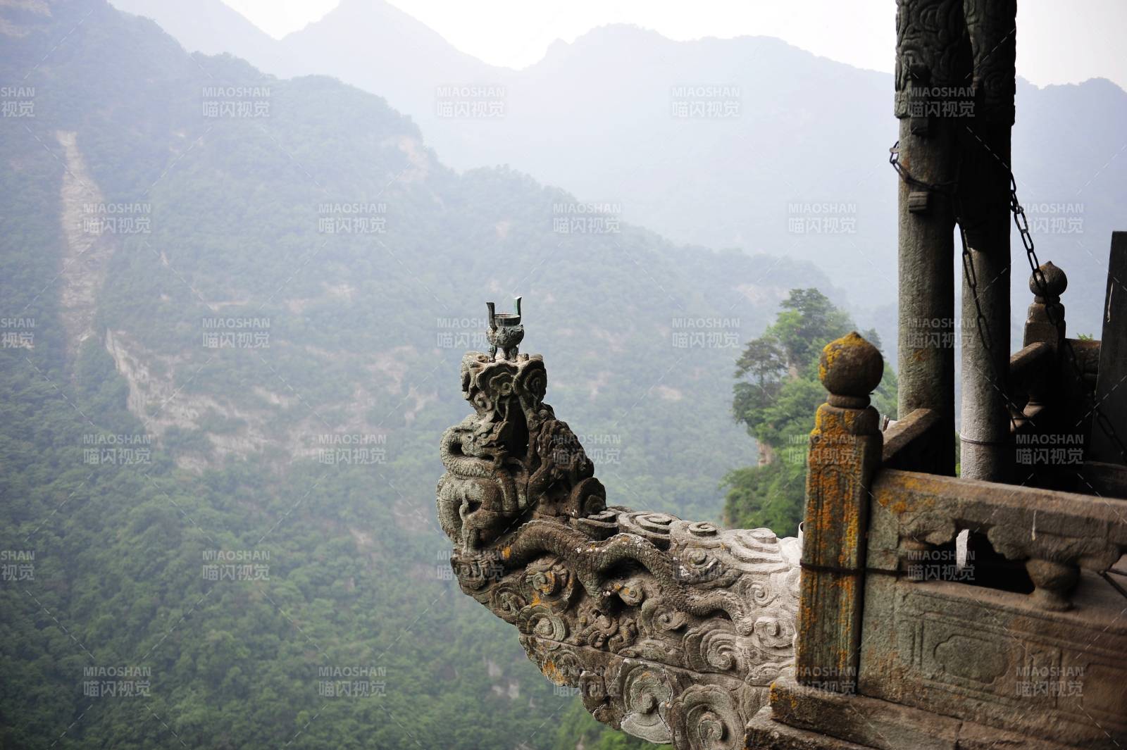 武当山 山巅古建筑飞檐图片