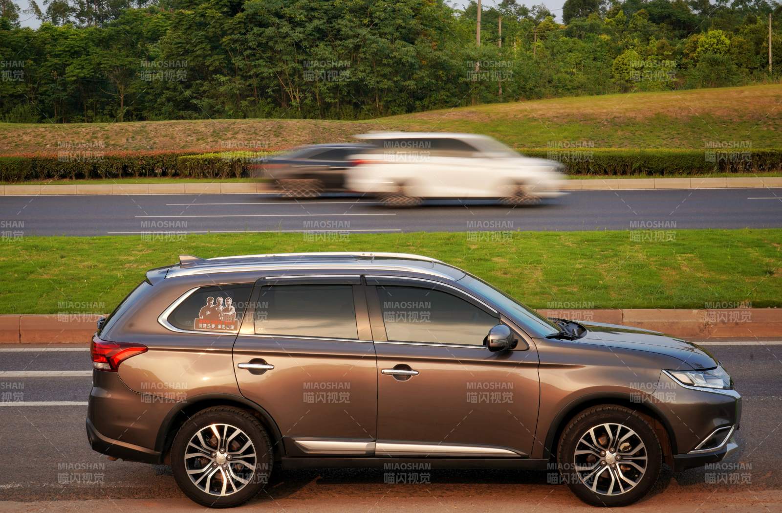 棕色SUV公路行驶图片