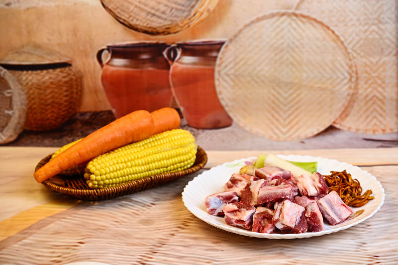 新鲜排骨玉米胡萝卜农家烹饪食材搭配特写图片