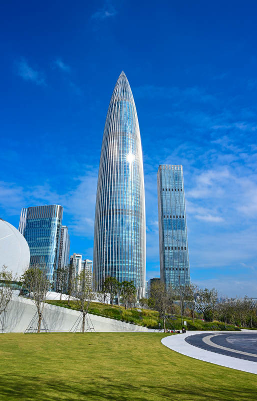 蓝天白云下的深圳现代建筑春笋大厦城市风光图片