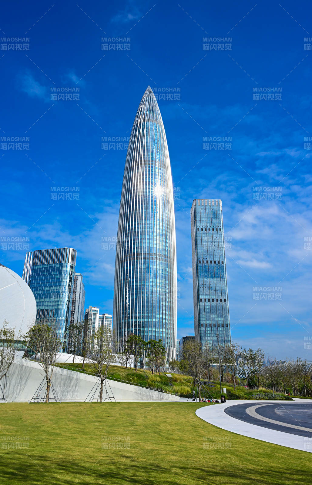 蓝天白云下的深圳现代建筑春笋大厦城市风光图片