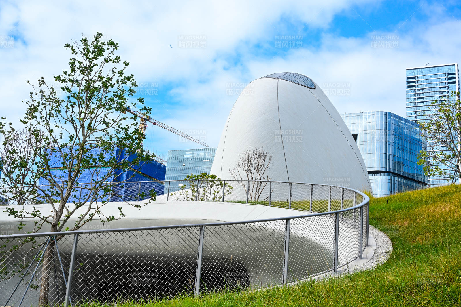 深圳文化广场蓝天白云下的现代艺术建筑景观图片