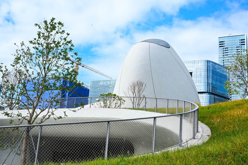 深圳文化广场蓝天白云下的现代艺术建筑景观图片