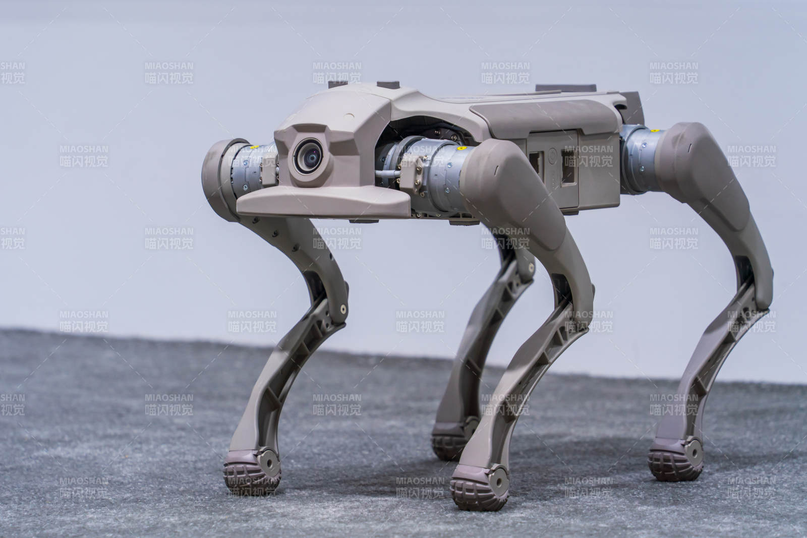 智元机器人智能四足机器狗机四足机器人行走图片