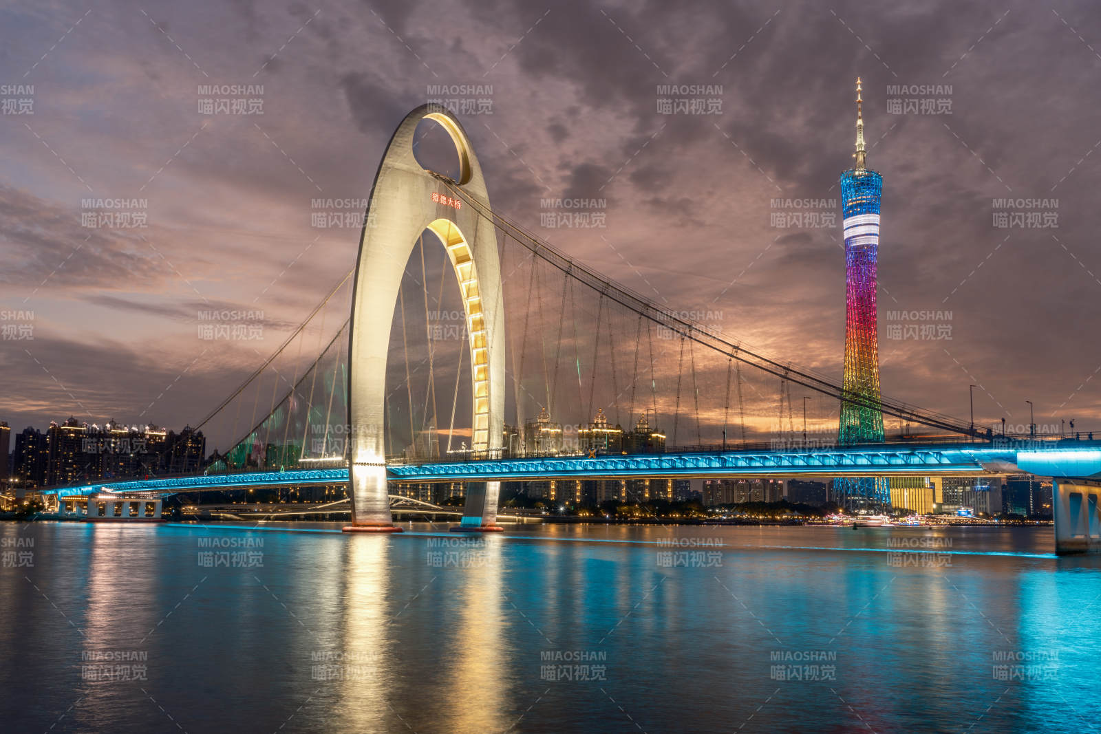 黄昏下的广州地标猎德大桥广州夜景桥塔辉映图片