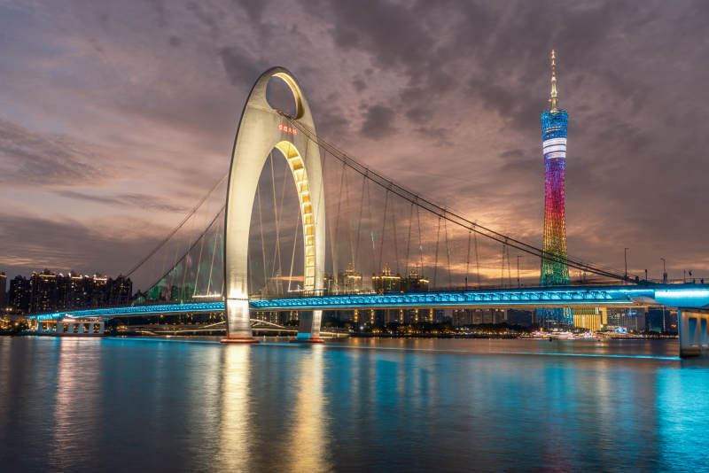 黄昏下的广州地标猎德大桥广州夜景桥塔辉映图片