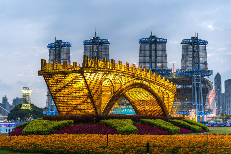 广州海心沙丝路金桥灯光雕金色拱桥花海映城图片