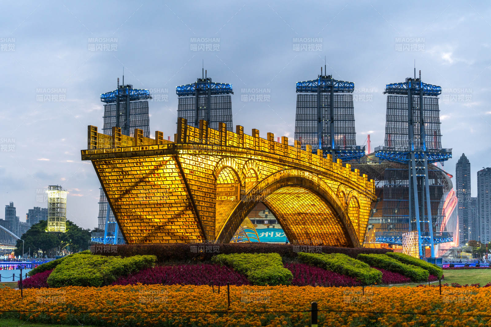 广州海心沙丝路金桥灯光雕金色拱桥花海映城图片