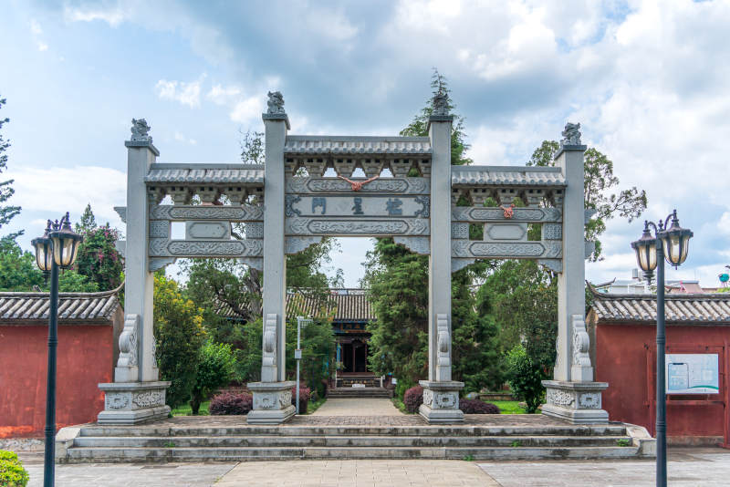 云南人理巍山古城文庙棂星门古色古香牌坊门图片