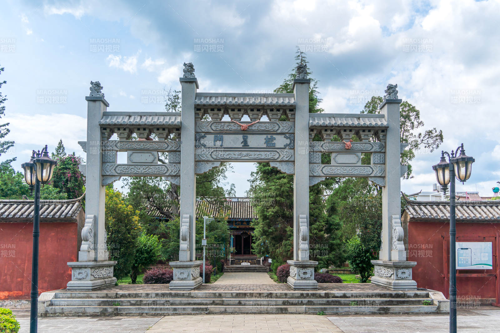 云南人理巍山古城文庙棂星门古色古香牌坊门图片