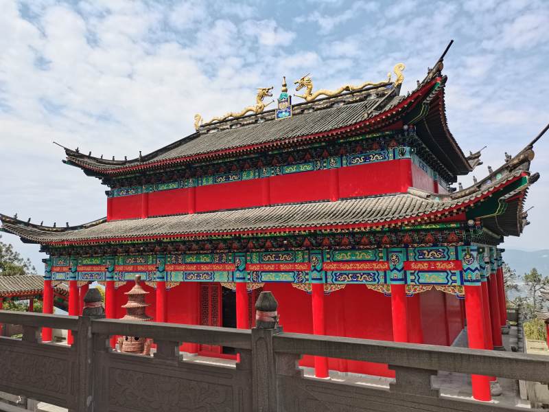 红墙碧瓦道明寺图片