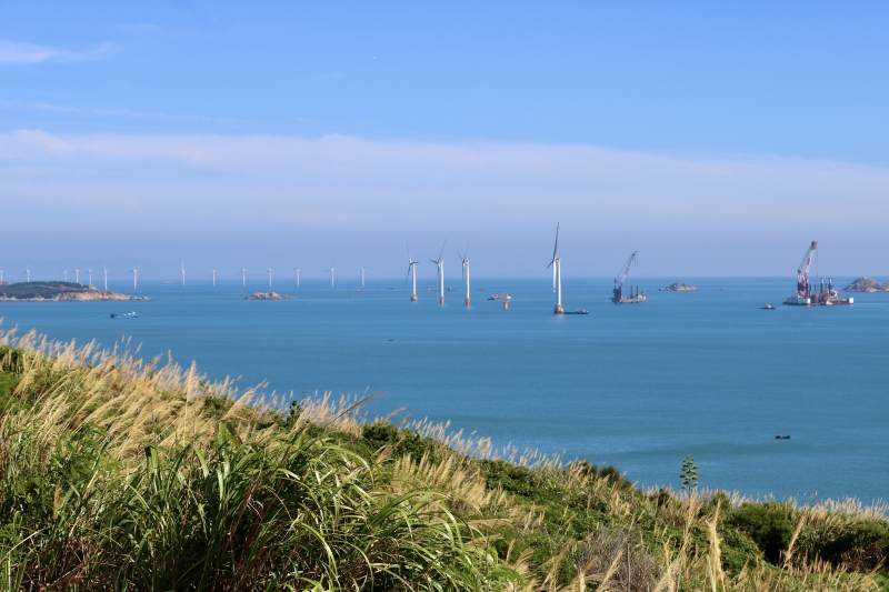 海风轻拂 风车远眺图片