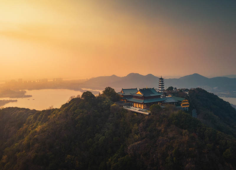湘湖山巅古寺黄昏照图片