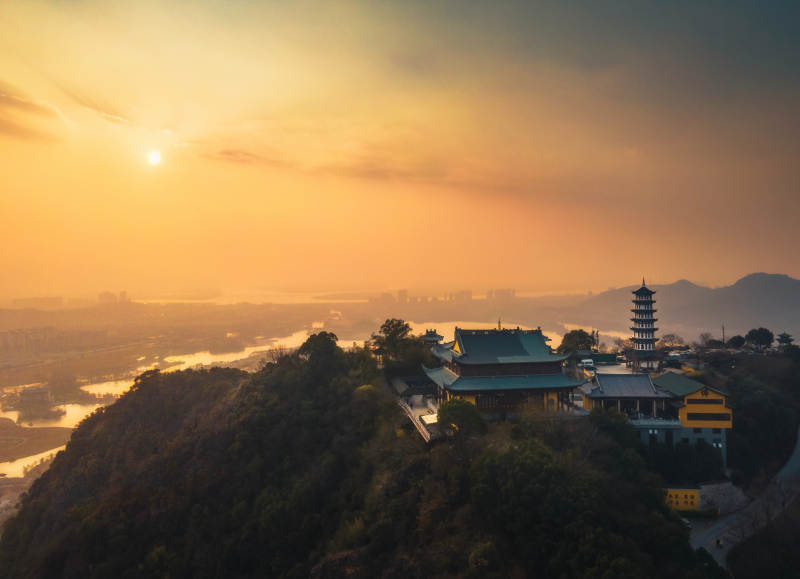杭州湘湖山巅古刹日落图图片