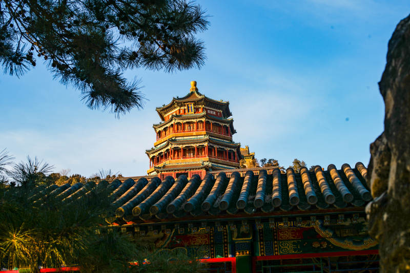 古塔映蓝天图片