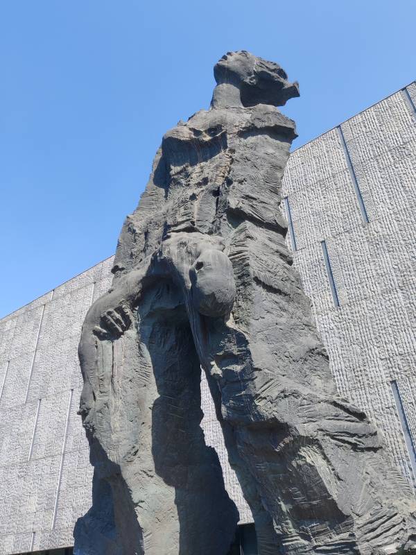 南京大屠杀同胞纪念馆雕塑图片