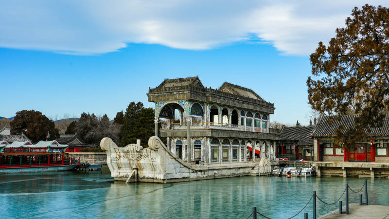 石舫静泊湖畔图片