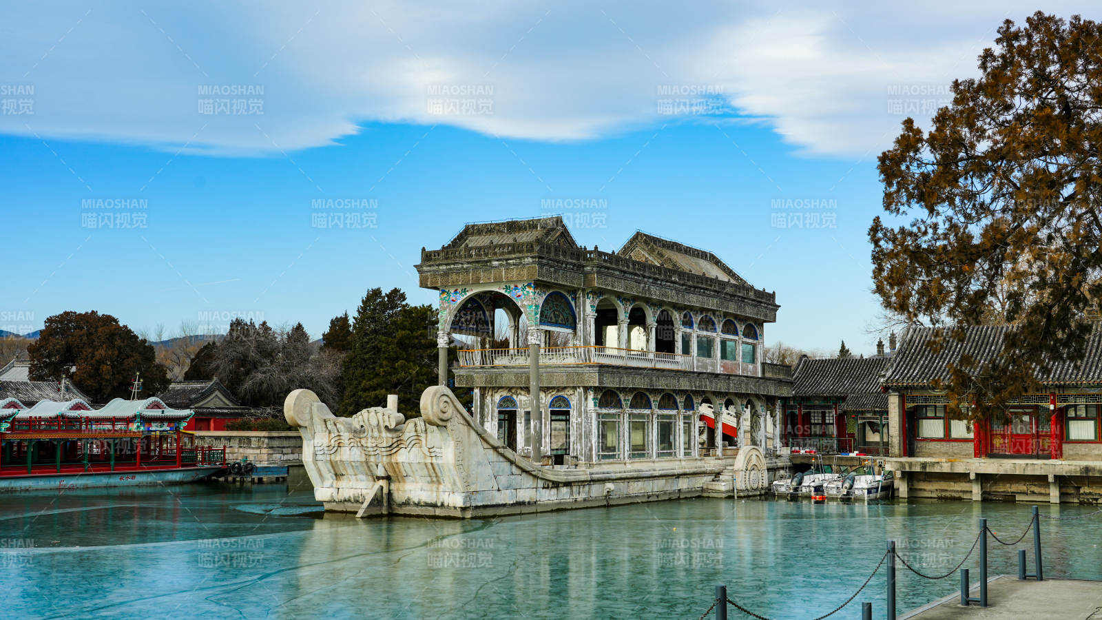 石舫静泊湖畔图片