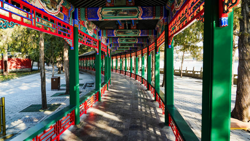 颐和园长廊幽径 绿红相映图片