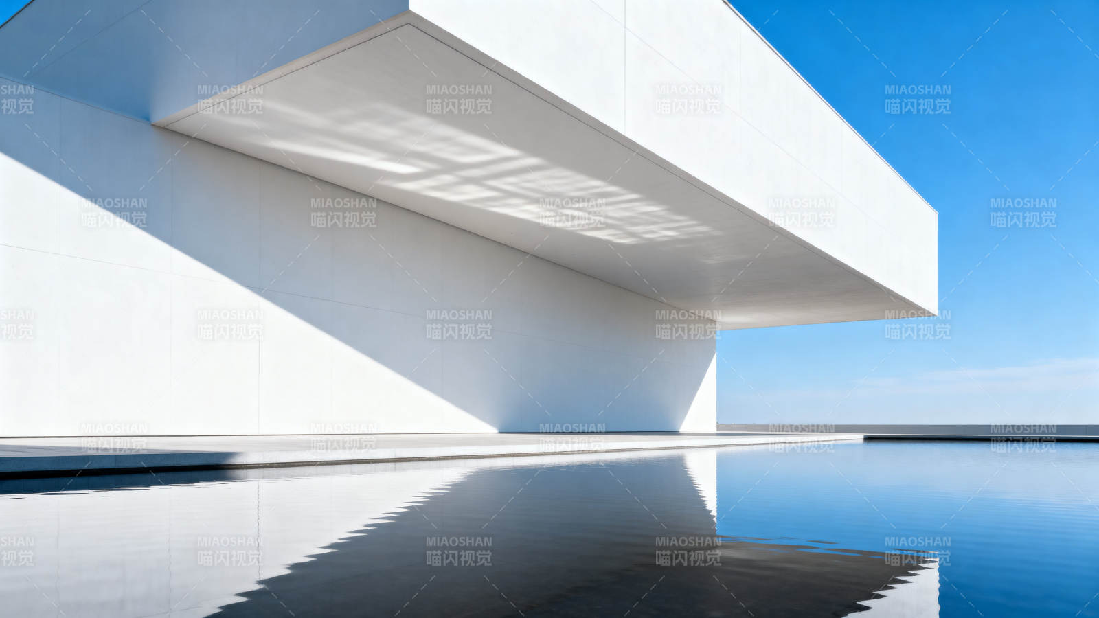 极简建筑与水面倒影图片