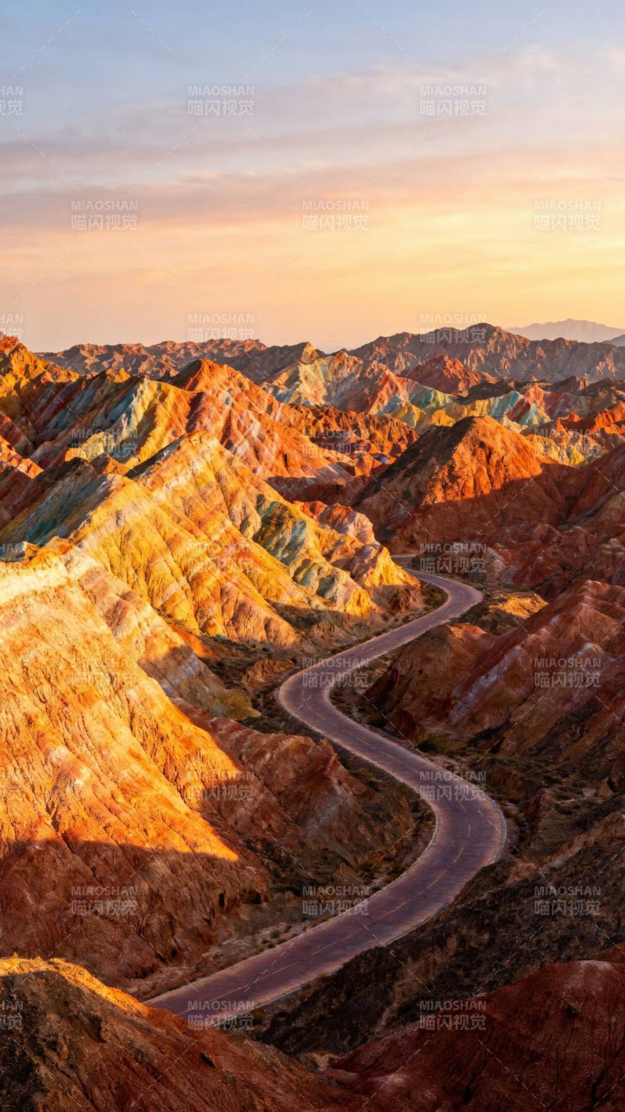 彩丘蜿蜒路图片