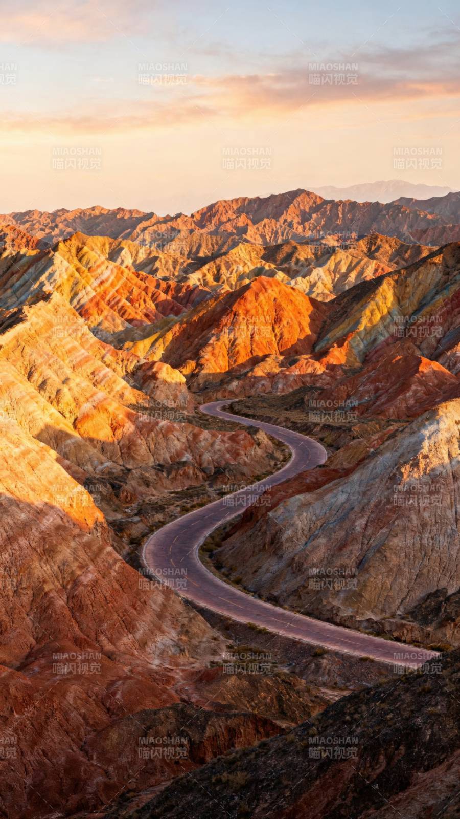 彩丘蜿蜒路图片