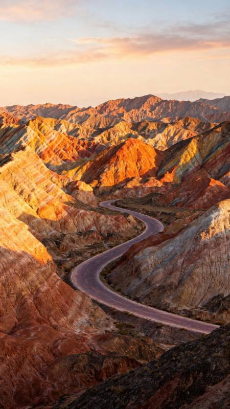 彩丘蜿蜒路图片