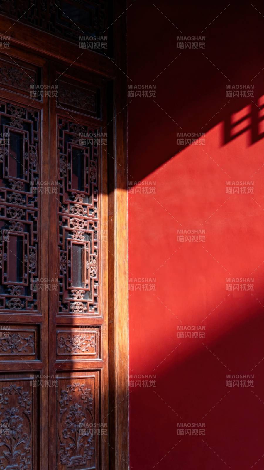 红墙木门光影图片