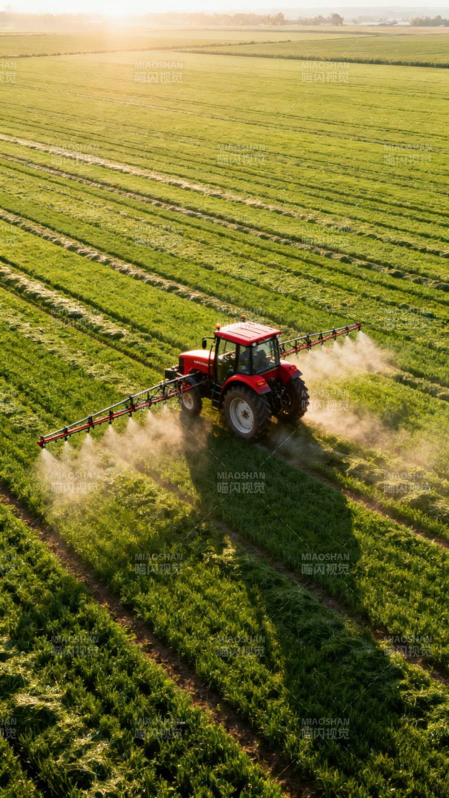 红拖拉机田间喷洒图片