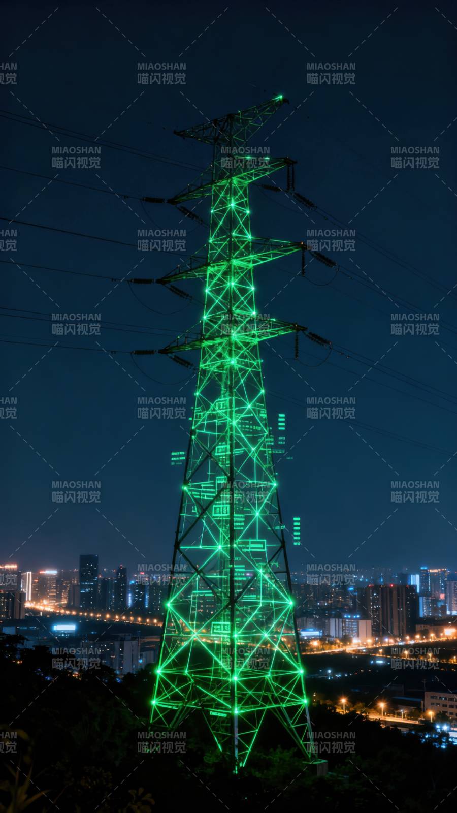 夜幕下的绿色电塔图片