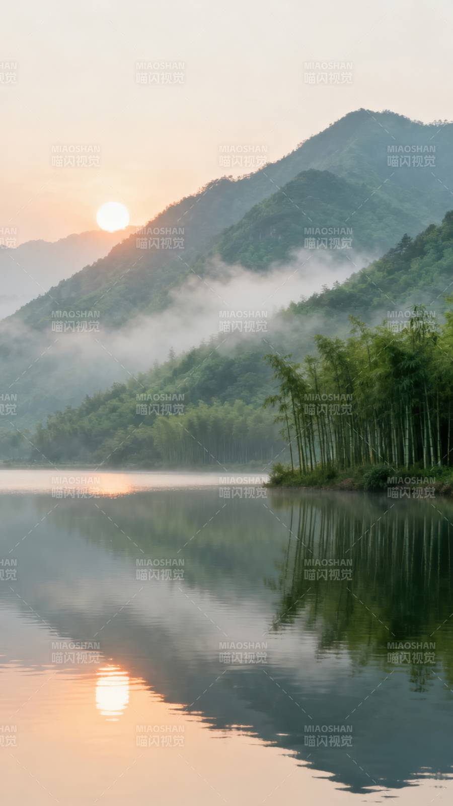 山湖晨雾日出图片