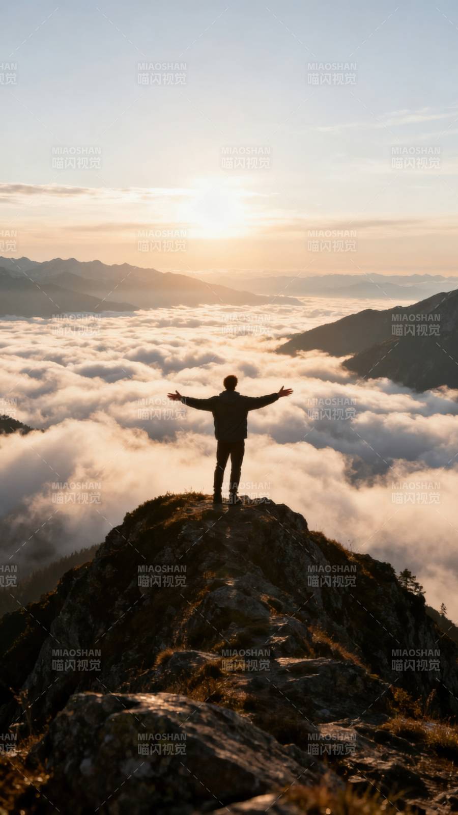 云海之巅 心向朝阳图片