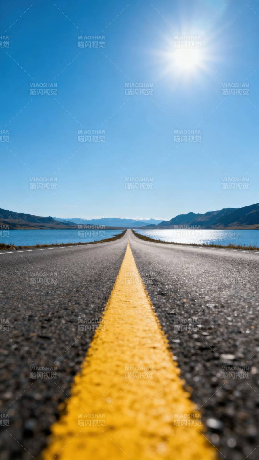 阳光下的公路尽头图片