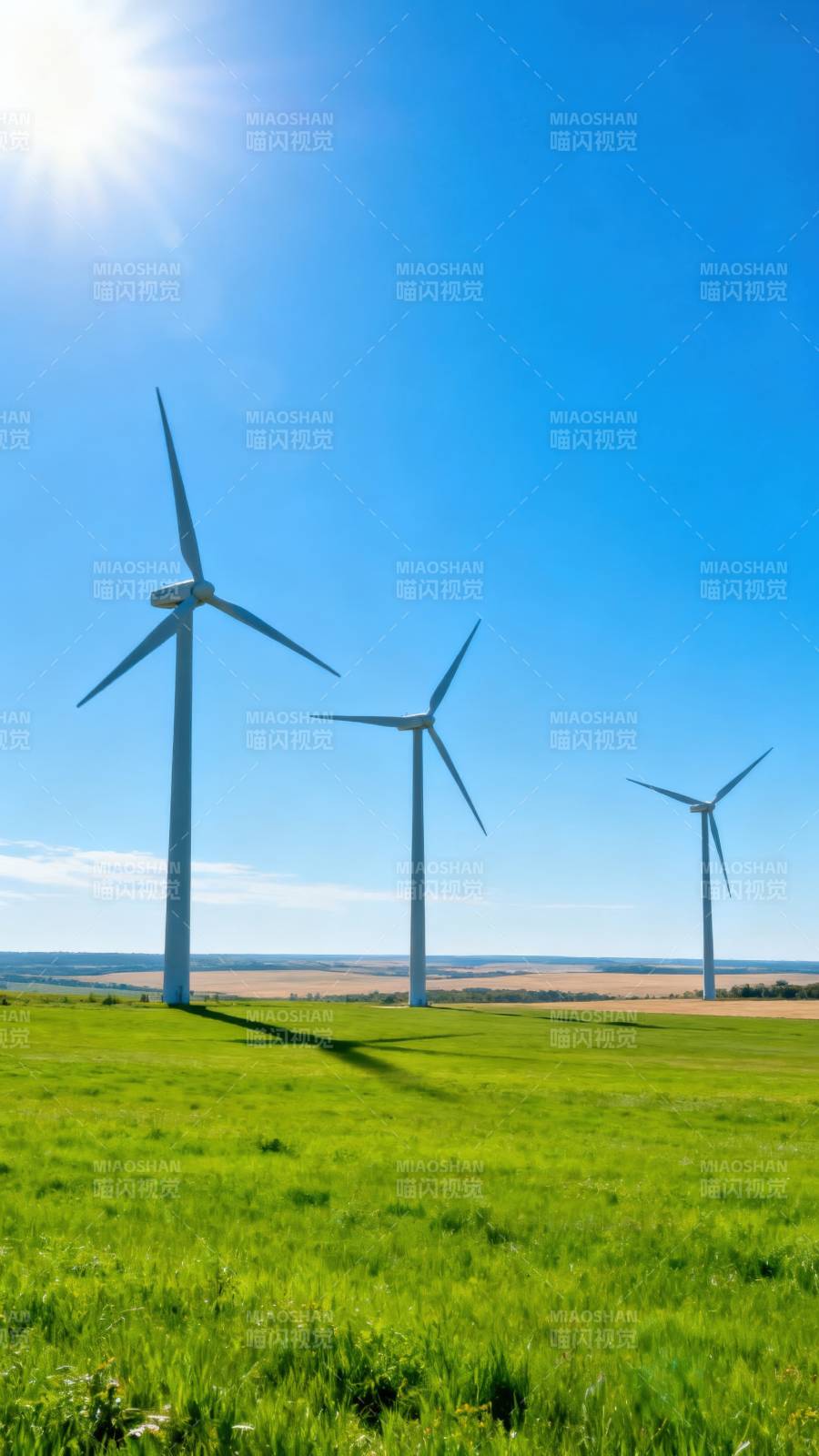 风车绿野蓝天图片