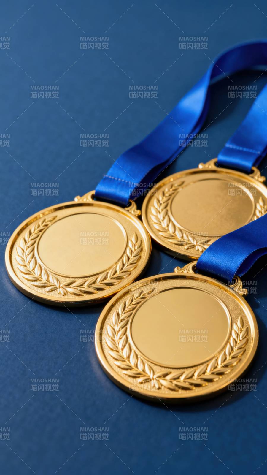 三枚金色奖牌图片