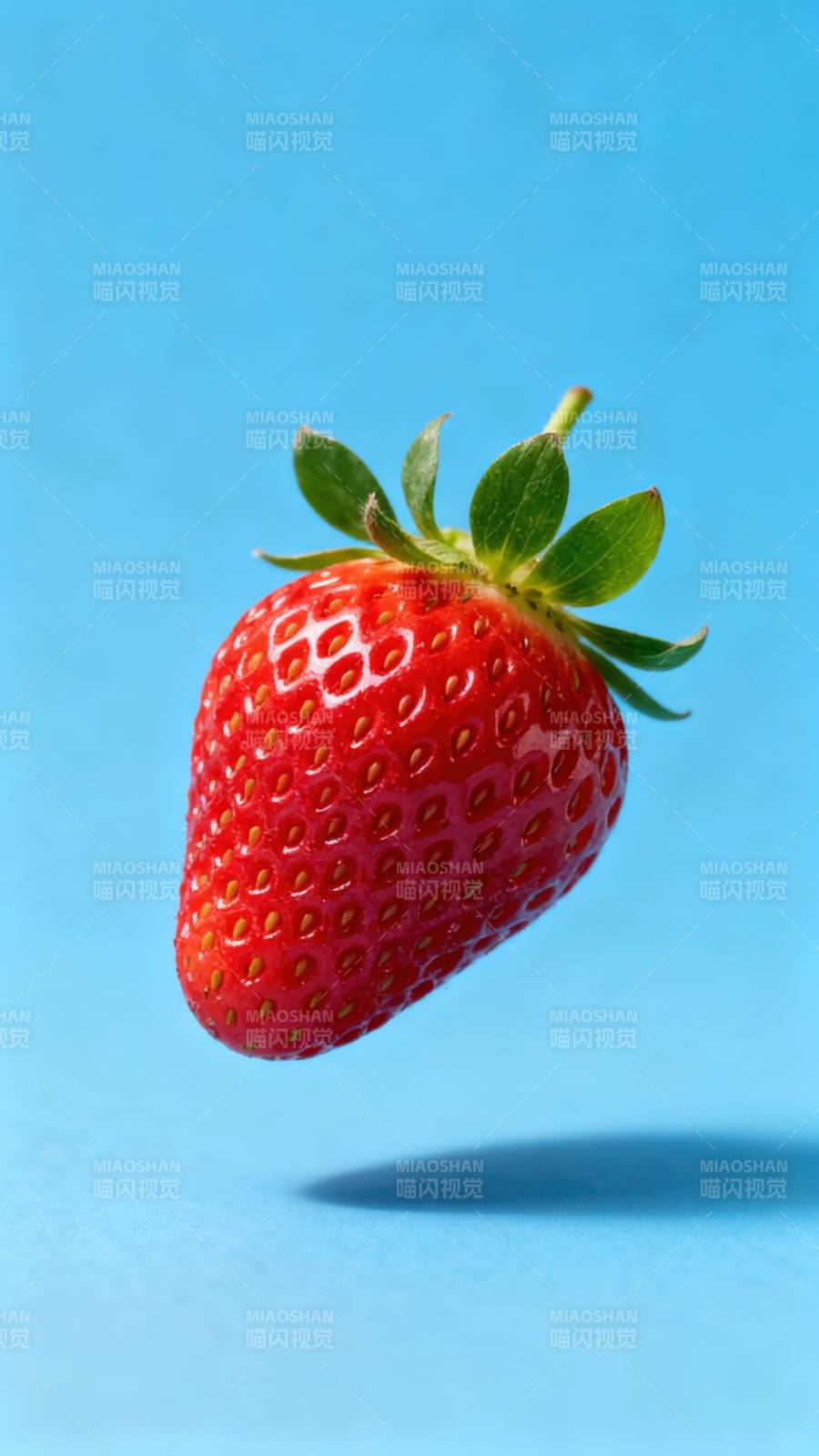 悬浮的草莓图片