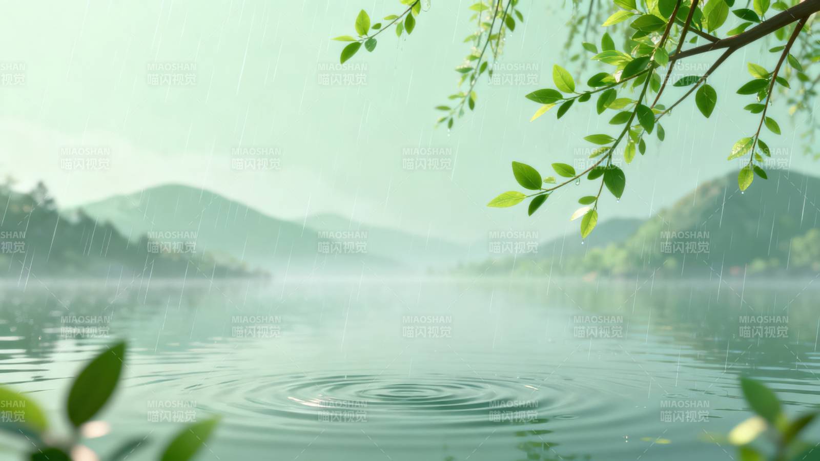 春雨细润山间湖图片