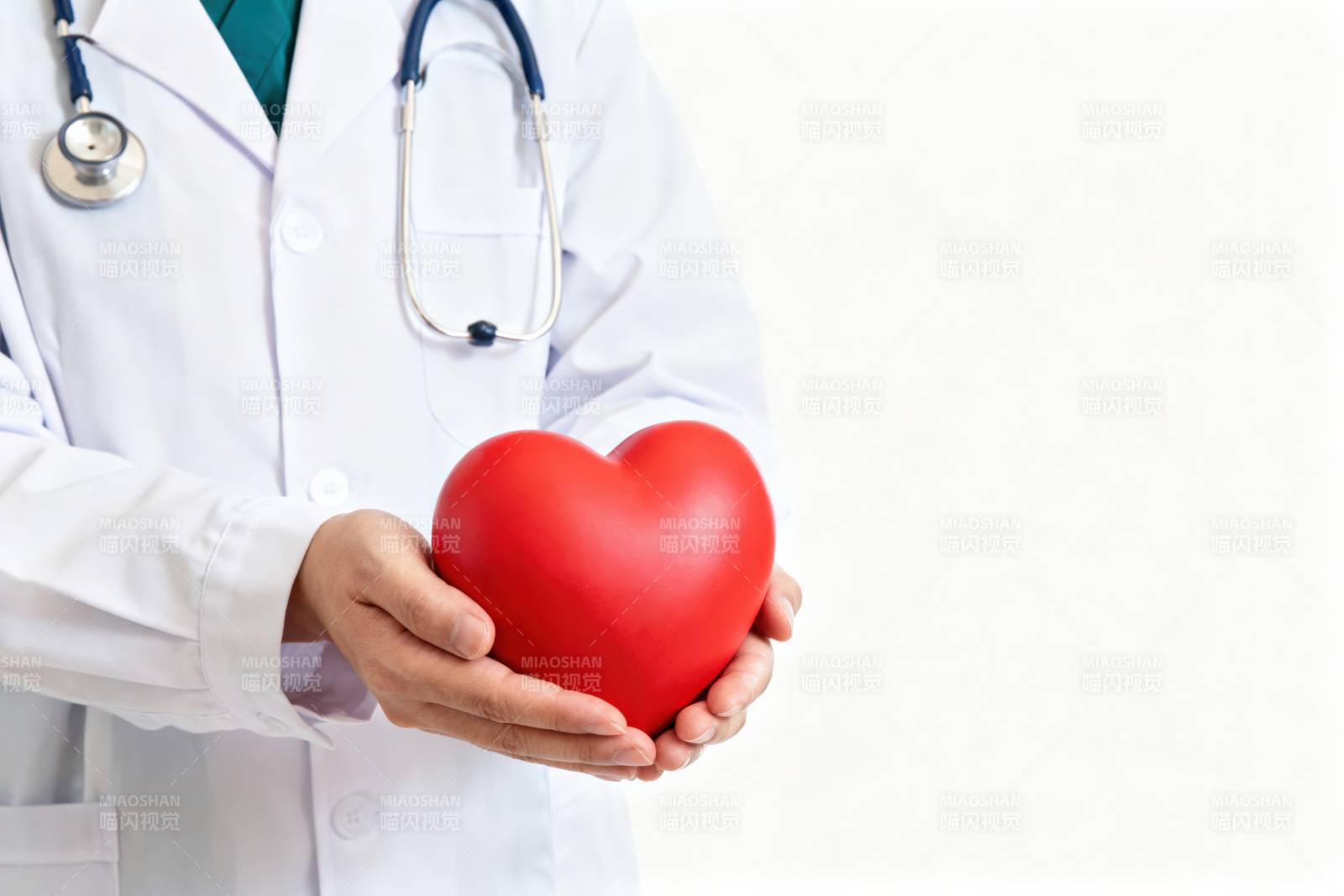 医生手持红心守护健康图片