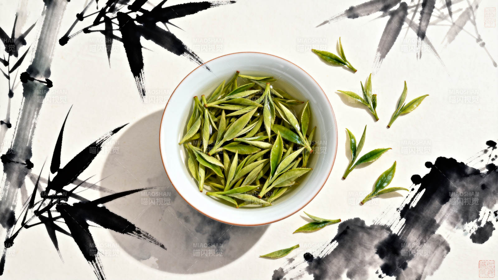 绿茶茶汤与水墨竹子图片