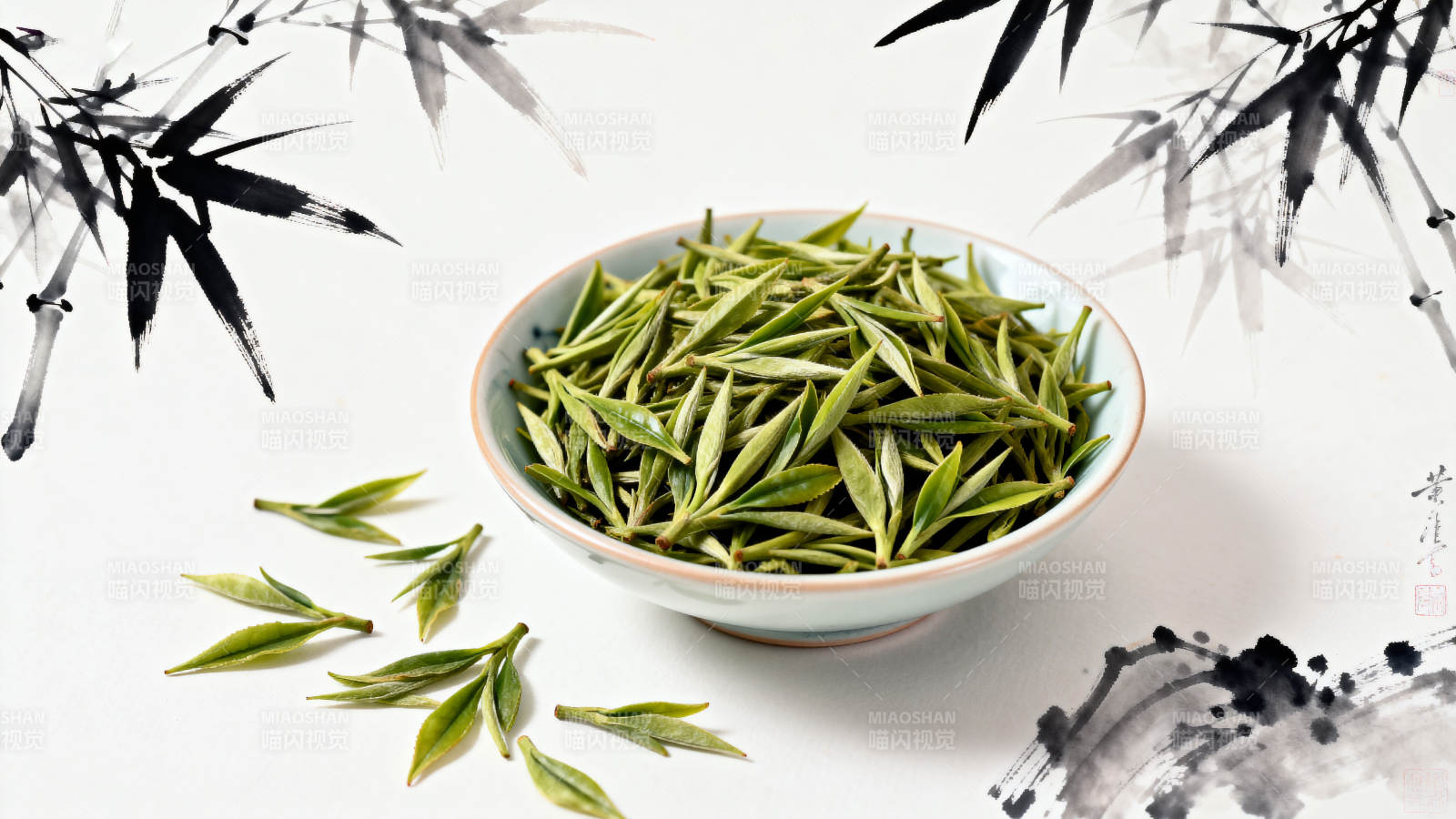 绿茶茶叶与水墨竹子图片