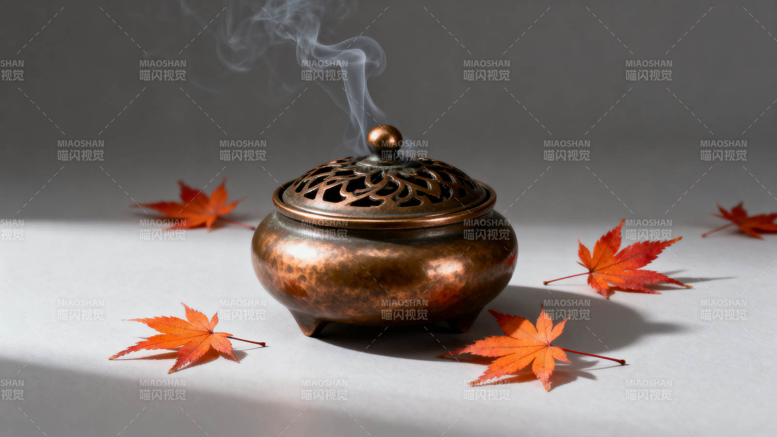 铜香炉与枫叶的静谧之美图片